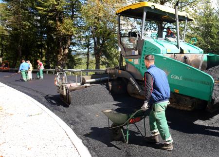 ASFALTIRANJE CESTE CERKNICA BEGUNJE 09 FOTO LJUBO VUKELIČ